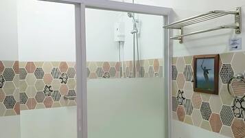 Neljän hengen huone | Kylpyhuone | Suihku, sadesuihkupää, ilmaiset hygieniatuotteet, tohvelit