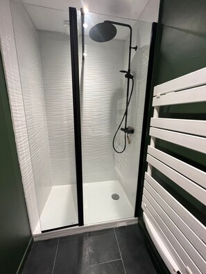 Douche, sĂšche-cheveux, serviettes fournies, papier toilette