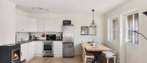 Een koelkast, een magnetron, een oven, een kookplaat