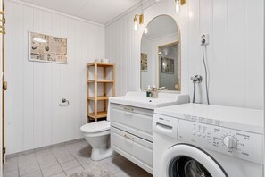 Dusj, hårføner og håndklær