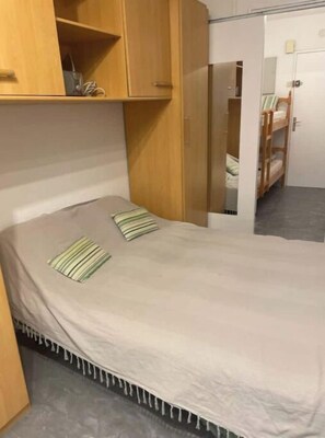 Iron/ironing board, WiFi, bed sheets