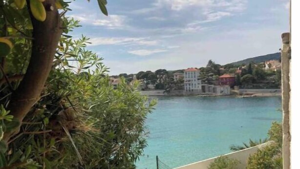 A coastal view with a clear sky, a body of water, and buildings in the distance. - Studio 1 to 4 persons (Bandol)