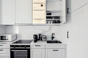 Réfrigérateur, four, batterie de cuisine, vaisselle et ustensiles