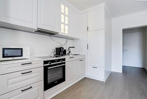 Geladeira, fogão, talheres/pratos/utensílios de cozinha