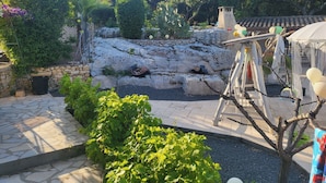 A garden with a stone pathway, a small pond, and a variety of plants and trees. - Rental house with pool and Jacuzzi (Restinclières)