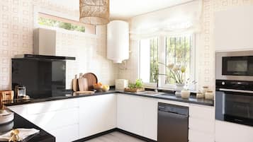 Refrigerador, microondas, horno y parrilla de estufa