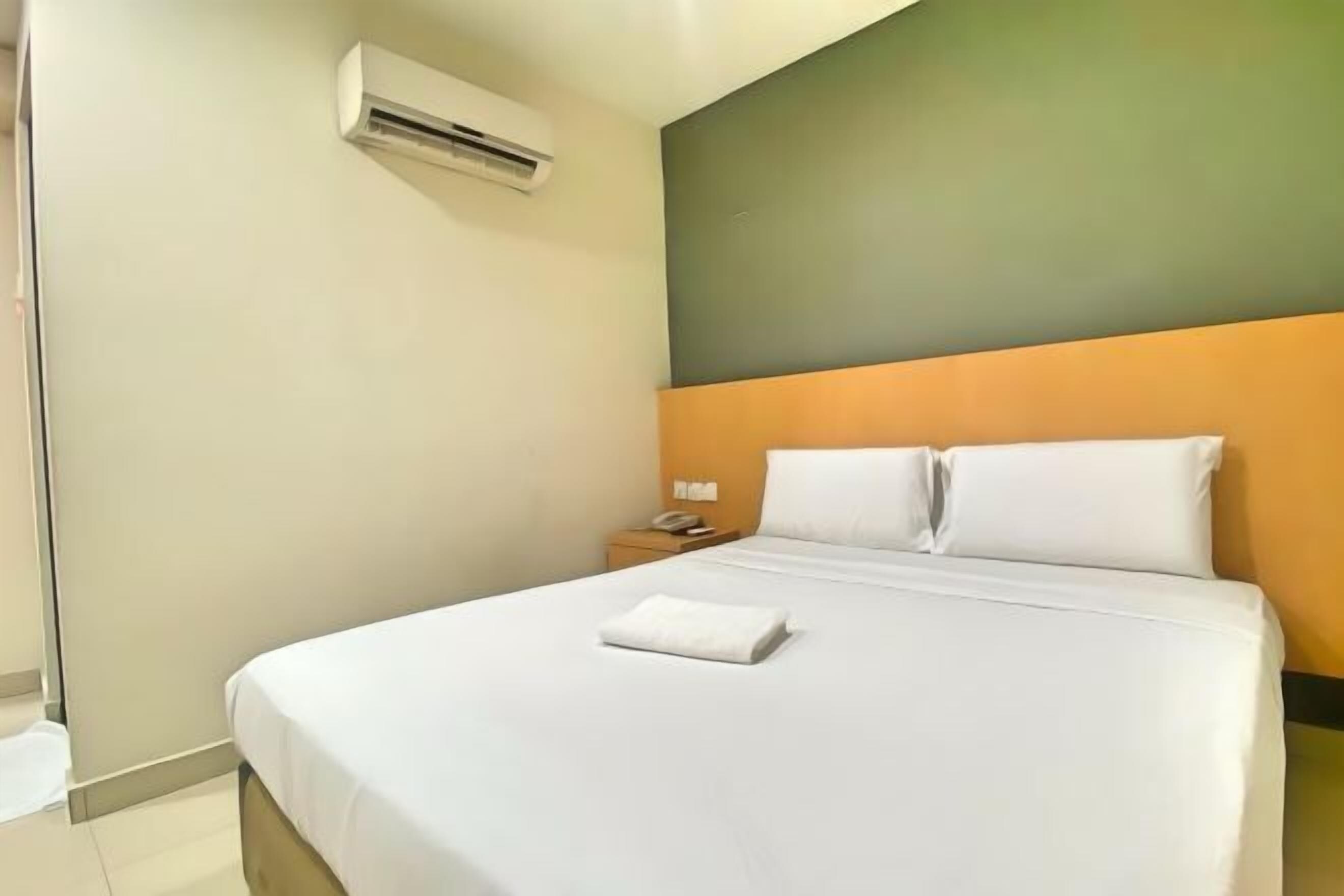 Escrivaninha, cortinas blackout, Wi-Fi de cortesia, roupa de cama