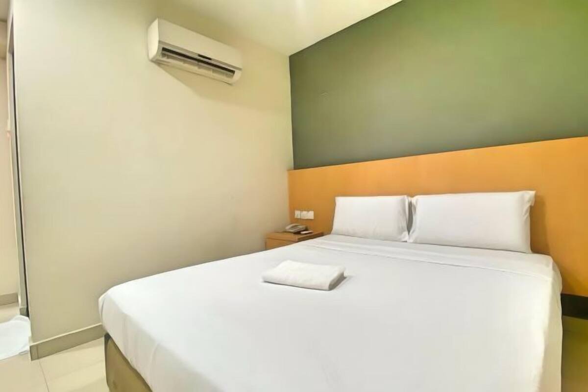 Desk, blackout curtains, free WiFi, bed sheets