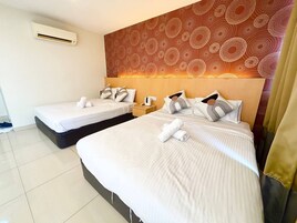 Habitación cuádruple | Escritorio, cortinas opacas, wifi gratis y ropa de cama