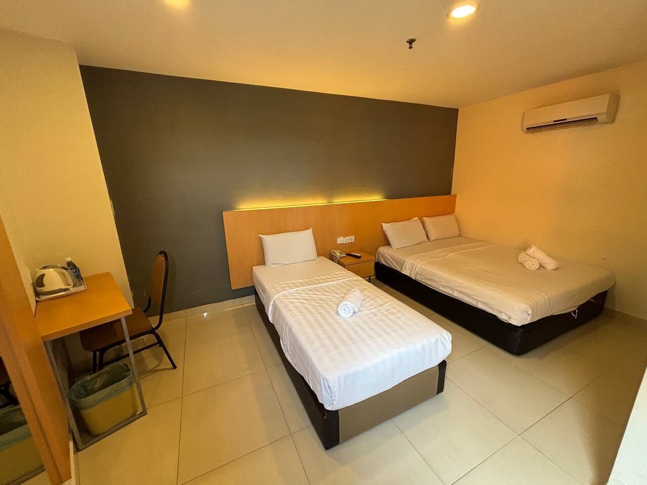 Standardværelse til 3 personer | Skrivebord, mørklægningsgardiner, gratis Wi-Fi, sengetøj