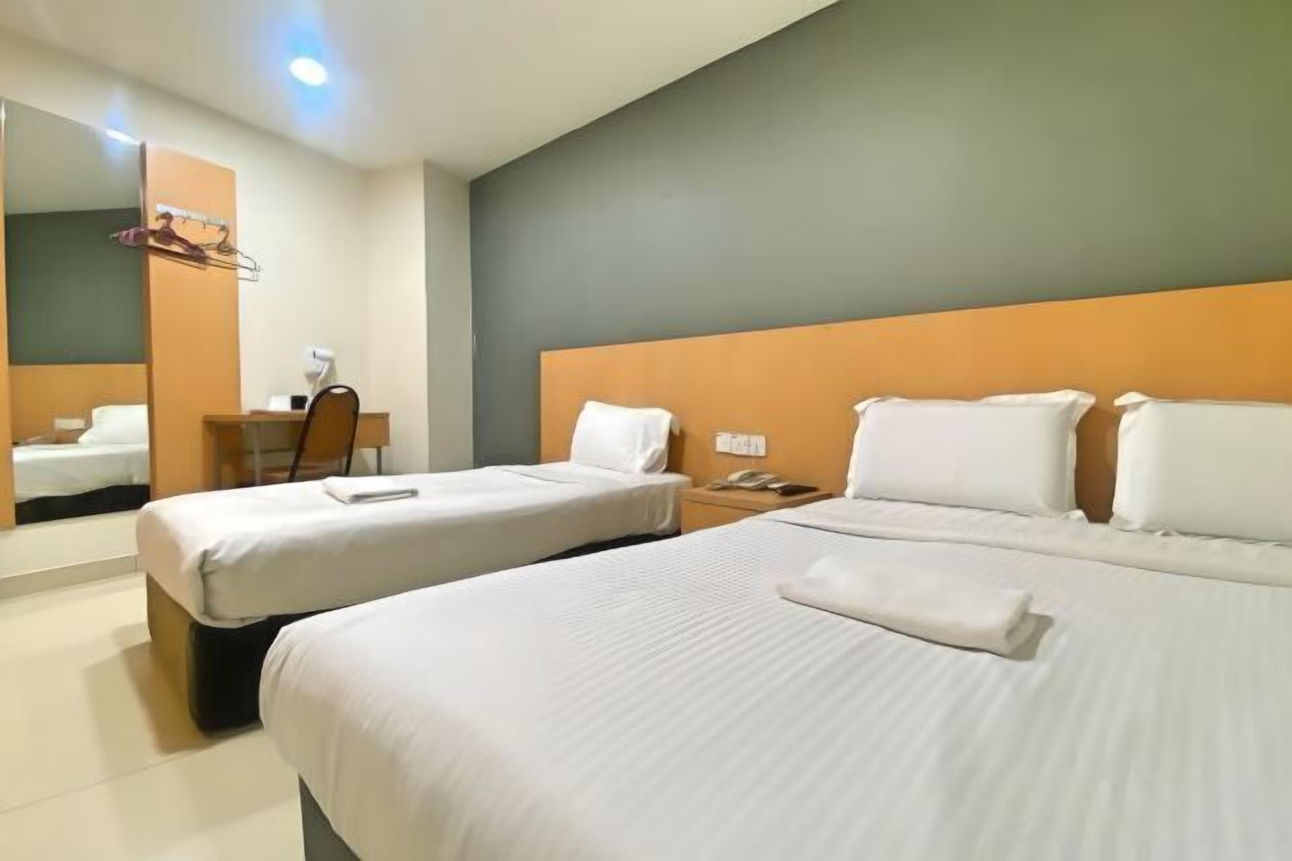 Escrivaninha, cortinas blackout, Wi-Fi de cortesia, roupa de cama