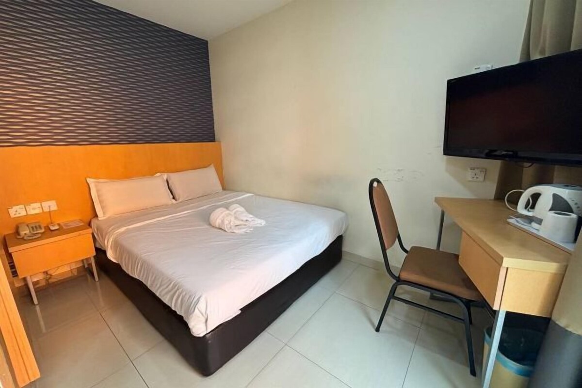 Escritorio, cortinas opacas, wifi gratis y ropa de cama