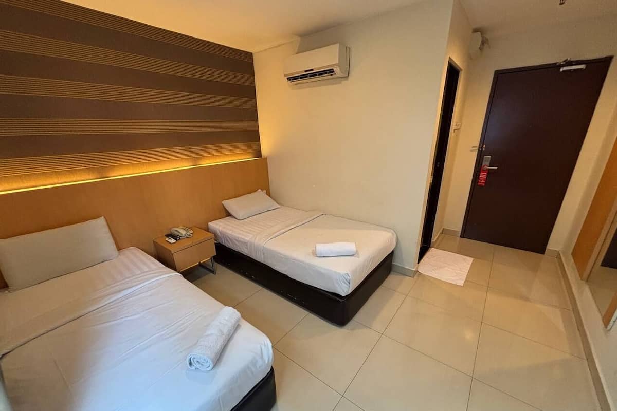 Standardværelse med 2 enkeltsenge | Skrivebord, mørklægningsgardiner, gratis Wi-Fi, sengetøj