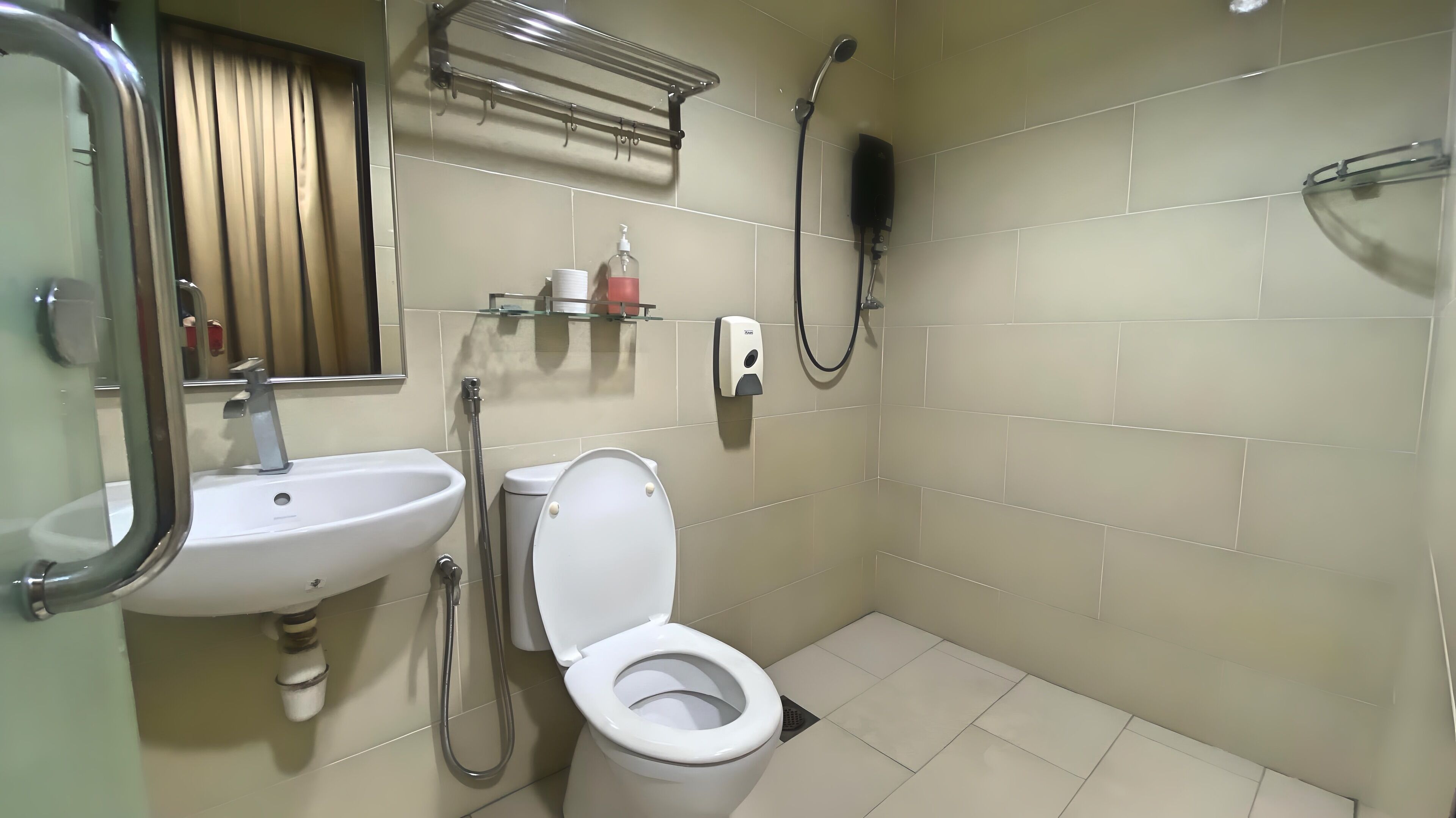 Un baño con lavamanos, inodoro y ducha.