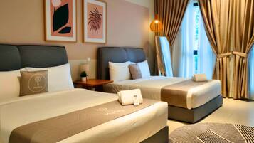 Quarto de hotel com duas camas, uma mesa de cabeceira com luminária e uma janela com cortinas.
