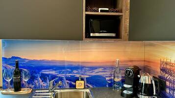 Een magnetron, een oven, een vaatwasser