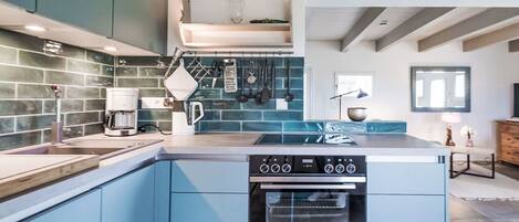 Four, lave-vaisselle, tables à manger