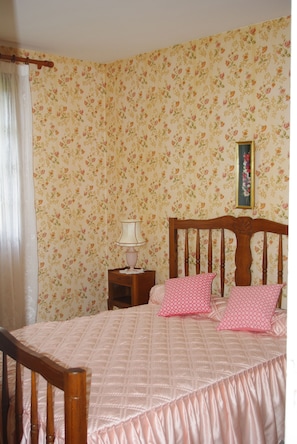 2 slaapkamers, een strijkplank/strijkijzer, reisbedje, beddengoed