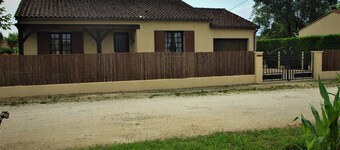 "Les Roses Trémières" Dordogne, close to swimming, hiking and shops