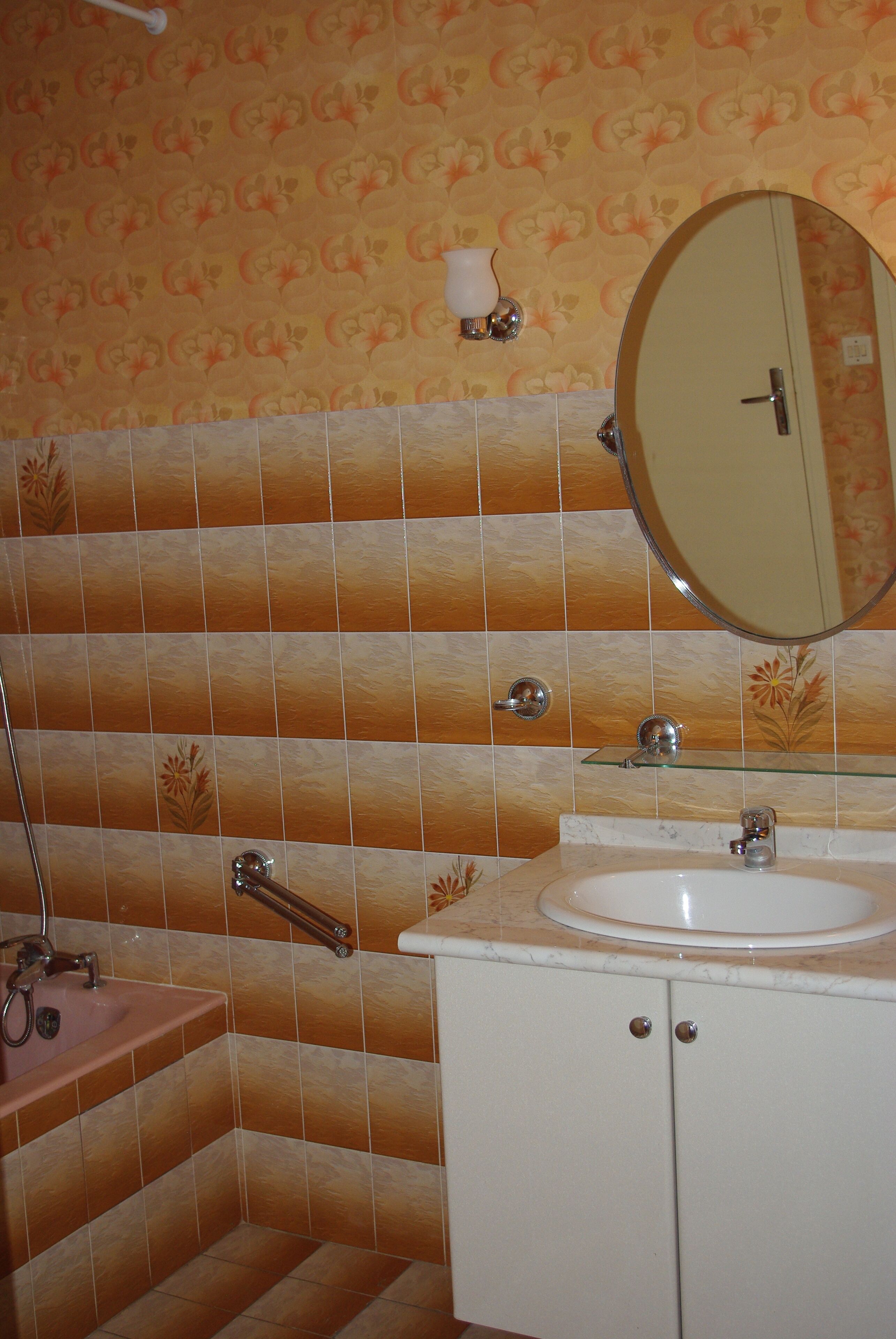 Baignoire à jets, sèche-cheveux, serviettes fournies