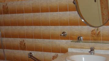 Baignoire Ă jets, sĂšche-cheveux, serviettes fournies