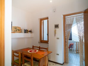 Interior - Nice apartment for 4 people with TV, terrace and pets allowed (Vasto)