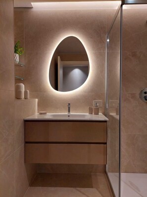 Een haardroger, handdoeken