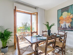 Dining - Beautiful apartment for 7 guests with WIFI, TV and balcony (Cecina)