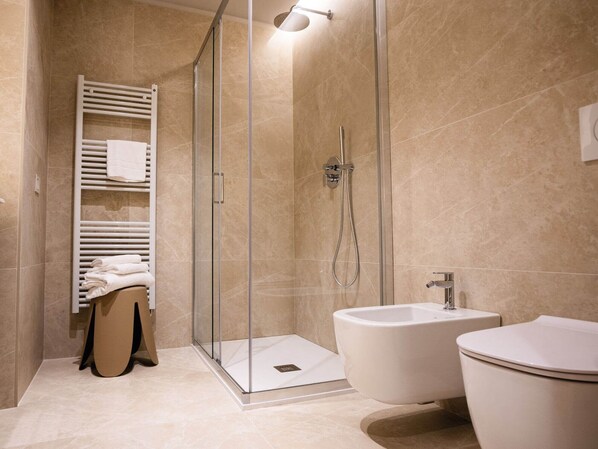 Hårføner og håndklær