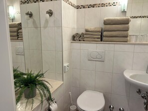 Baño | Amenidades de baño gratuitas, secadora de cabello, toallas, jabón 
