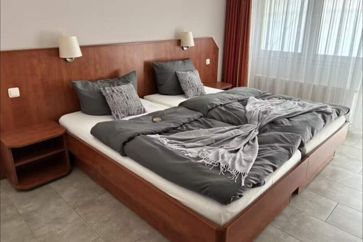 WiFi (free), bed sheets