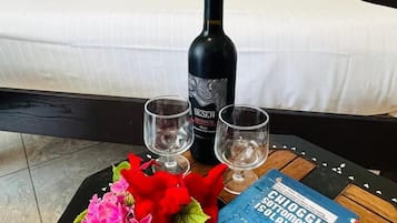 Habitación doble Deluxe | Minibar, caja de seguridad en la habitación y escritorio