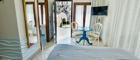 Minibar, caja de seguridad en la habitación y escritorio