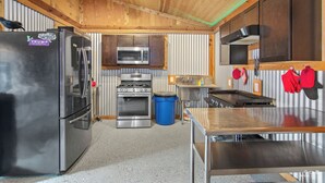 Coffee/tea maker, fridge, microwave, toaster - King Cabin -Full Kitchen + Laundry | Kenai Retreat (Sterling)