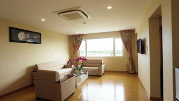 Luxe kamer, uitzicht op meer | Een bureau, een laptopwerkplek, gratis wifi