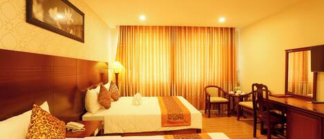 Schreibtisch, laptopgeeigneter Arbeitsplatz, kostenloses WLAN