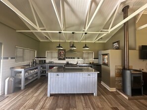 Private kitchen - Spacious 5-bedroom villa in delightful Clarens with AC, WiFi (Clarens)