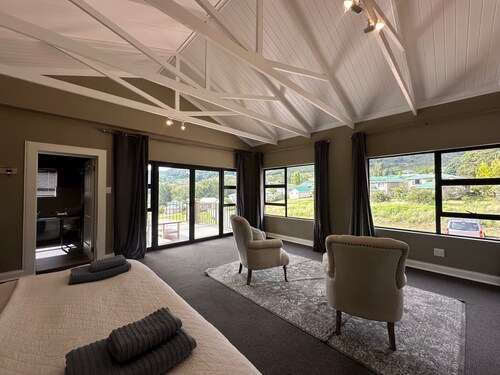 Spacious 5-bedroom villa in delightful Clarens with AC, WiFi