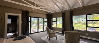 Spacious 5-bedroom villa in delightful Clarens with AC, WiFi