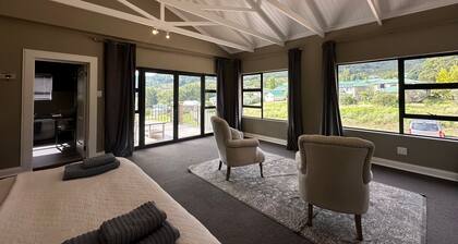 Spacious 5-bedroom villa in delightful Clarens with AC, WiFi