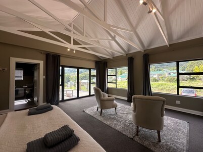 Spacious 5-bedroom villa in delightful Clarens with AC, WiFi