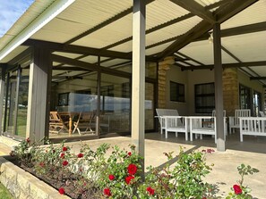 Outdoor dining - Spacious 5-bedroom villa in delightful Clarens with AC, WiFi (Clarens)