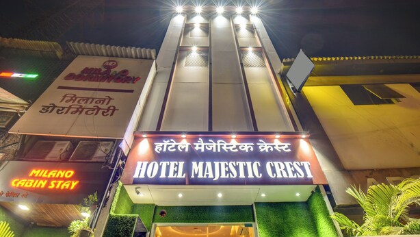 Um hotel chamado "Hotel Majestic Crest", com uma placa de destaque em inglês e hindi.