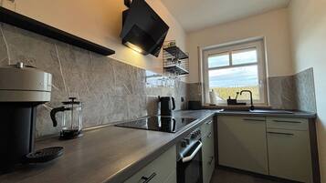 Coffee/tea maker, fridge, oven, stovetop