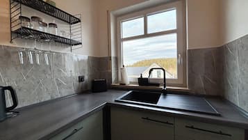Wasserkocher mit Kaffee-/Teezubehör, Kühlschrank, Ofen, Herdplatte