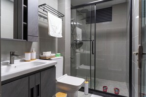 Shower, hair dryer, towels, soap - Skyline symmetry (Nairobi)