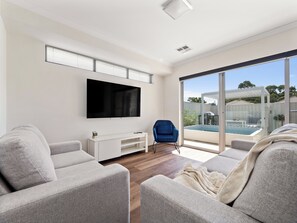 Smart TV, video games, DVD player - Summer Retreat/ Plunge Pool/ Proximity Town- Beach (Mandurah)