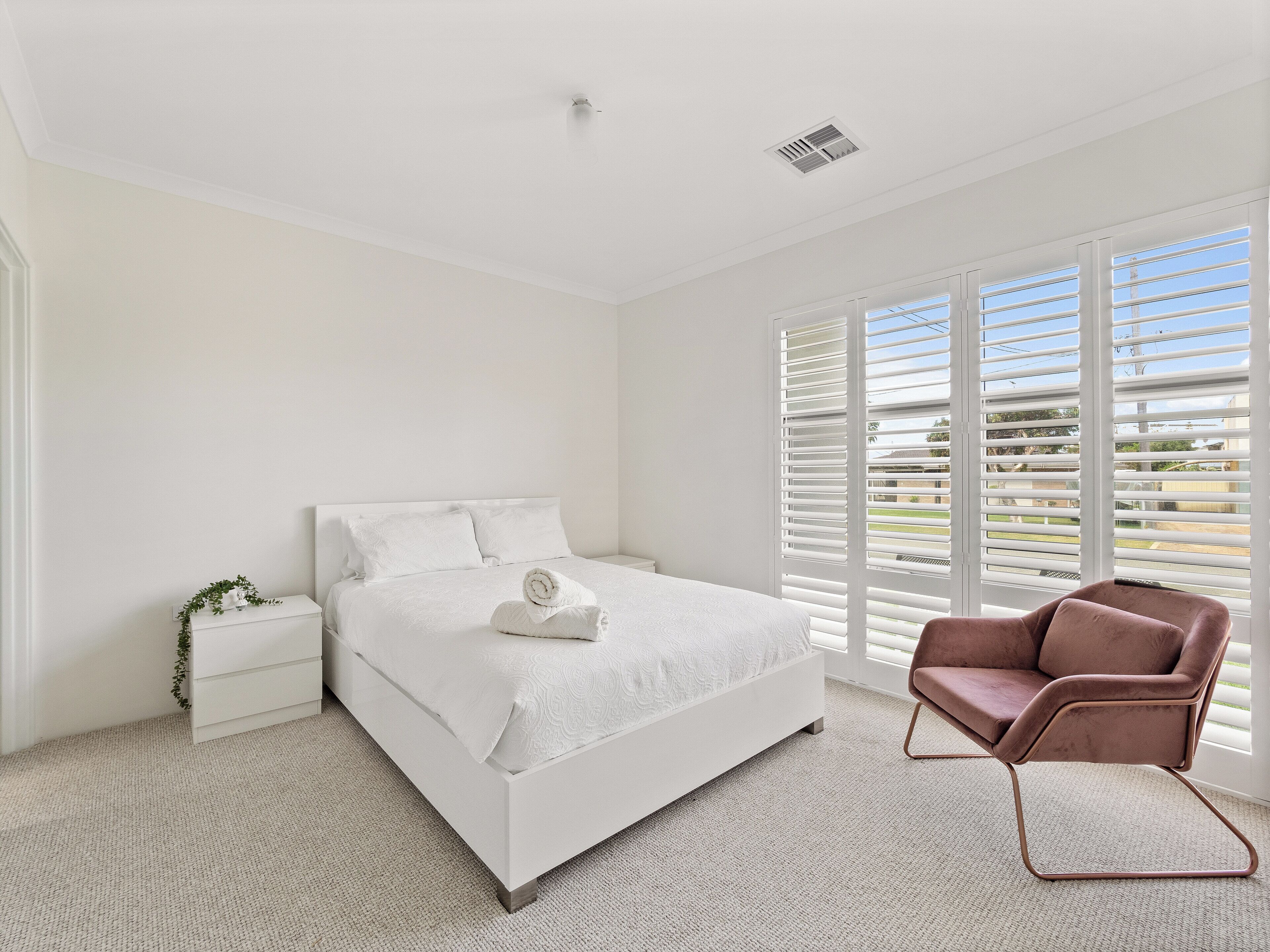 2 bedrooms, desk, iron/ironing board, WiFi