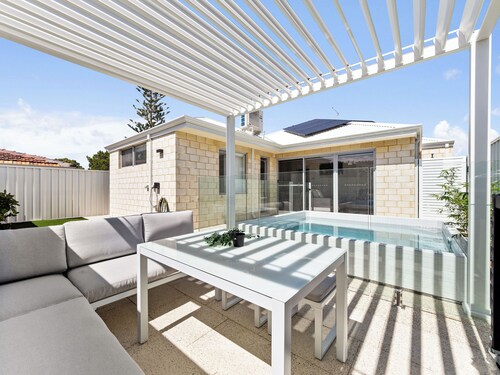 Summer Retreat/ Plunge Pool/ Proximity Town- Beach