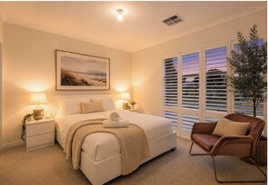 2 bedrooms, desk, iron/ironing board, WiFi - Cozy Coastal Retreat | Marina, Beach & Plunge Pool (Mandurah)